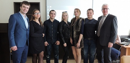 Управлять и освещать